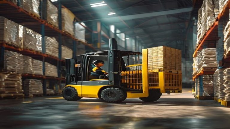 Proyek Gudang Tertunda? Solusi Jasa Sewa Forklift Lampung Cepat
